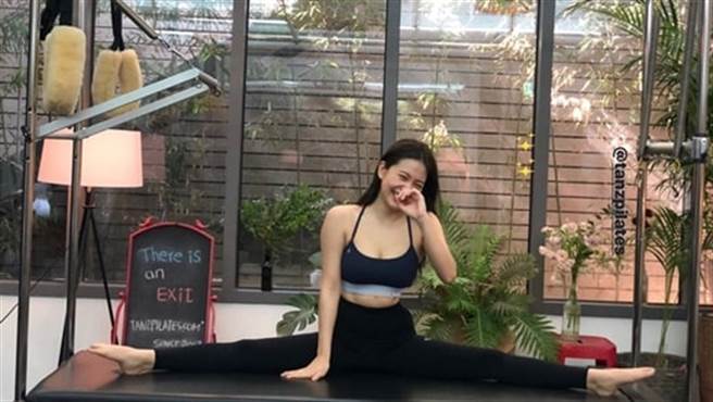 21岁Red Velvet Yeri(김예림)「深V白T被炸开」自拍露深沟黑影（图／IG@yerimiese）