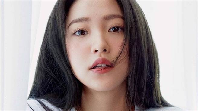 21岁Red Velvet Yeri(김예림)「深V白T被炸开」自拍露深沟黑影（图／IG@yerimiese）