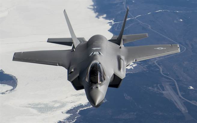 美国空军F-35A战机2020年4月21日在阿拉斯加艾尔生空军基地（Eielson Air Force Base）上空飞行的画面。（美国空军）