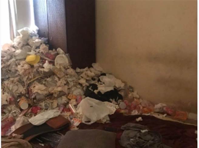 高雄网友Po出租屋客房内「垃圾山」照片。(照片/翻摄《爆废公社》社团)