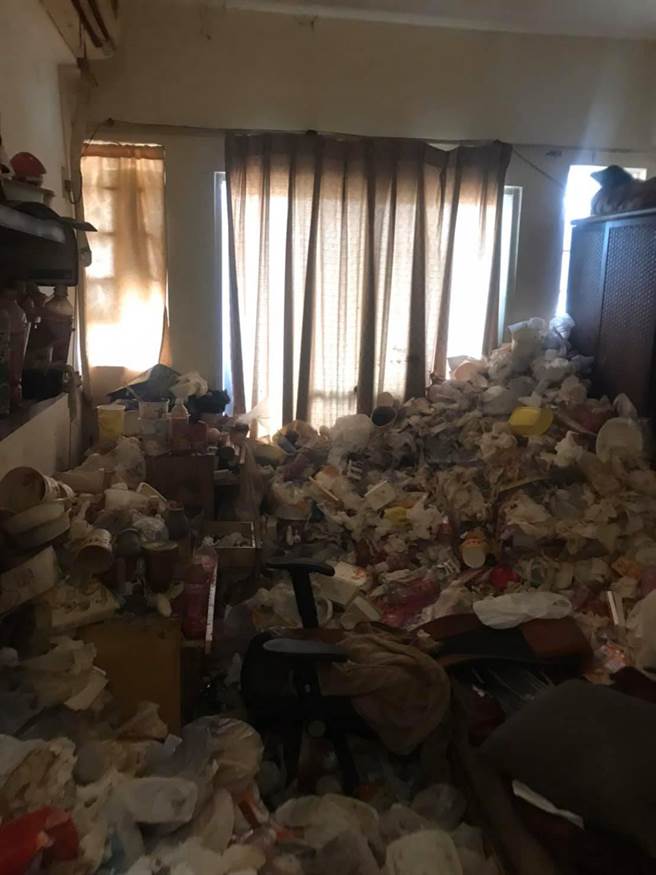 高雄网友Po出恶房客房内脏乱不堪照片，引起热议讨论。(照片/翻摄《爆废公社》社团)
