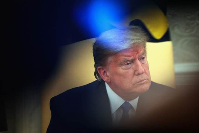 美国国会担心川普会再次对伊朗动武，禁止他擅自再对伊朗发动攻击，不过川普否决了国会这项决议。(图/路透社)