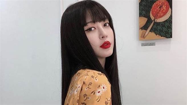 「童顏芭比」衬衫里V到肚脐！一低头半乳露出喷鼻血（图／IG@han_ye_seul_）