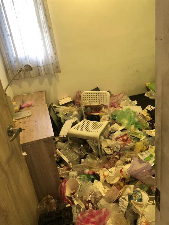 屋內滿是垃圾、凌亂不堪，屋主簡直氣炸了。(照片/板橋分局 提供)