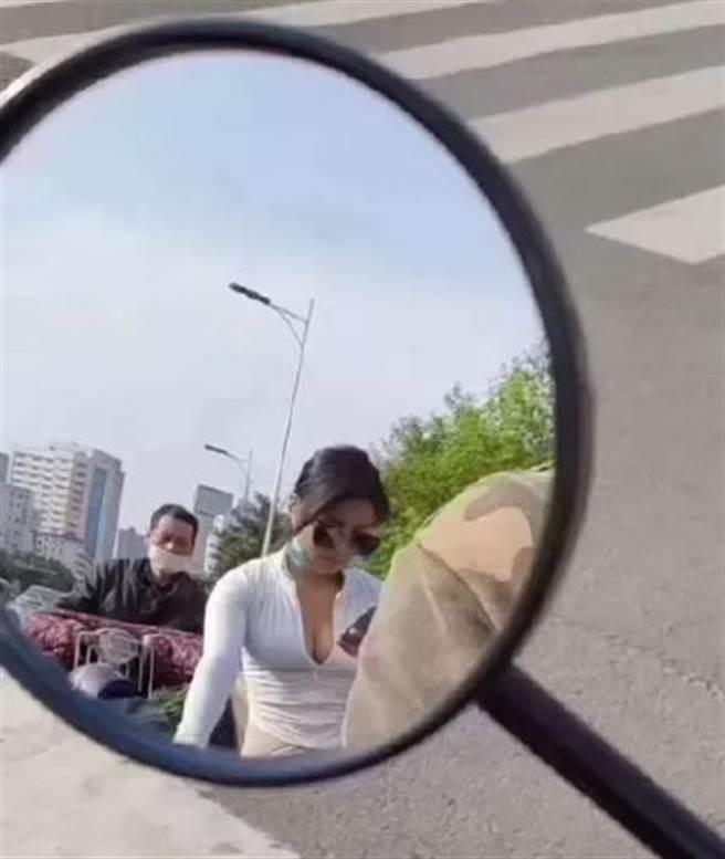 正妹穿着性感被后照镜捕捉(图片取自/ifanjian)