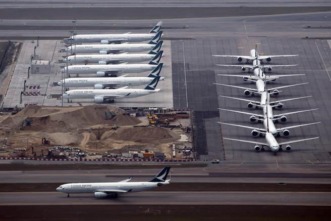 受全球疫情衝擊，國泰航空客機幾乎停擺，目前公司內盛傳各種裁員方案，並可能進行架構重組，合併港龍與快運。（圖／美聯社）