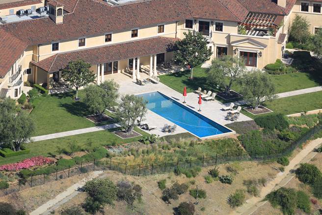 好莱坞大亨泰勒派瑞3月14日出动喷射专机，在加拿大接到梅根夫妇后，便将他们送往自己在美国加州的豪宅。（达志图库/TGP）