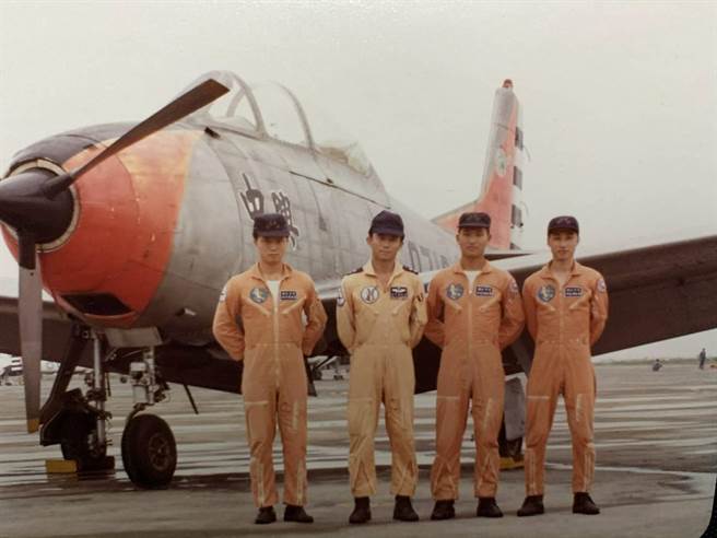 前空軍副司令張延廷（右二）年輕時留影。張延廷F-104戰機飛行時數約1400小時。張延廷提供