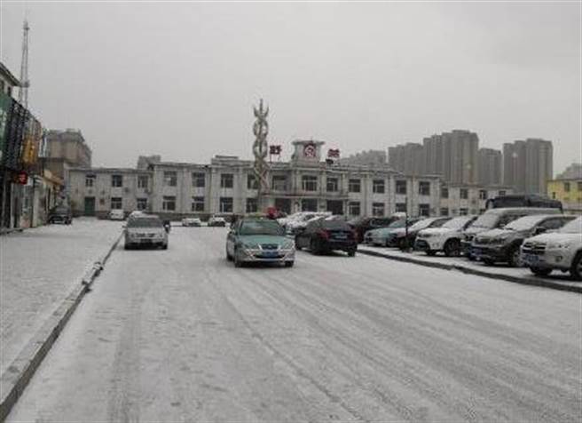 吉林舒兰市重回封城状态，社区封闭管理，市民禁止外出，公共服务娱乐场所关闭，公共运输全部暂停。（图／微博@我是葛小胖）