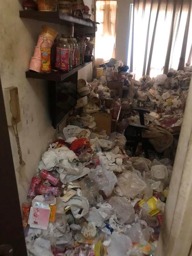 走进屋内满地全是垃圾，画面相当惊人。(照片/翻摄《爆废公社》)