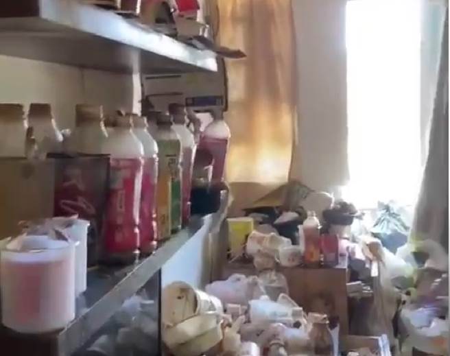 墙壁柜上摆满喝完饮料罐。(照片/曾先生提供)