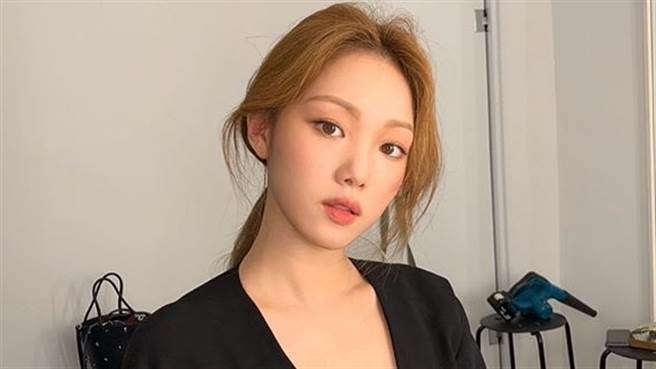 长腿女神李圣经原来超有料！深V至胸下「半乳若隐若现」引暴动（图／IG@heybiblee）