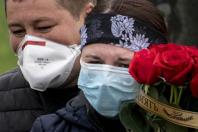 男性感染新冠病毒的比例高于女性，研究发现是男性第2型血管收缩素转换酶浓度较高，而此型转换酶在男性睪丸中含量最多，也能解释为何男性感染比例高于女性。（图／路透）