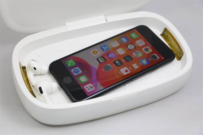 MOMAX Q.Power UV-Box 無線充電紫外光消毒盒，把手機、耳機置放在盒內，可以消毒。(黃慧雯攝)