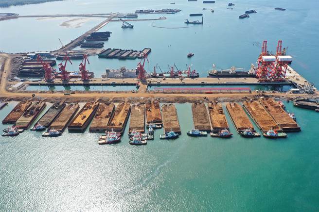 新冠疫情导到全球经济重创，许多参与「一带一路」的发展中国家面临无法偿贷缴息的困境。图为大陆与印尼共建的「一带一路」重点项目：印尼德龙工业园一体化冶炼项目。（图／中新社）