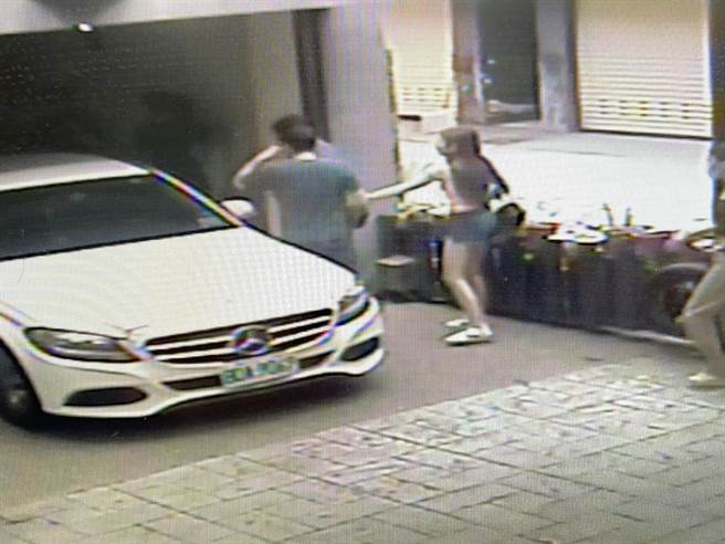 11日上午，台南市安平區發生1起鬥毆案件，導火線為正牌男友懷疑女友與小王出軌，率4名友人到摩鐵談判。（翻攝照片／李宜杰台南傳真）