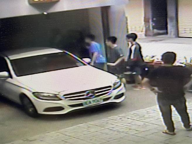 目前南市警方已將許男及其友人郭男，依刑法150條妨害秩序罪嫌法辦。（翻攝照片／李宜杰台南傳真）