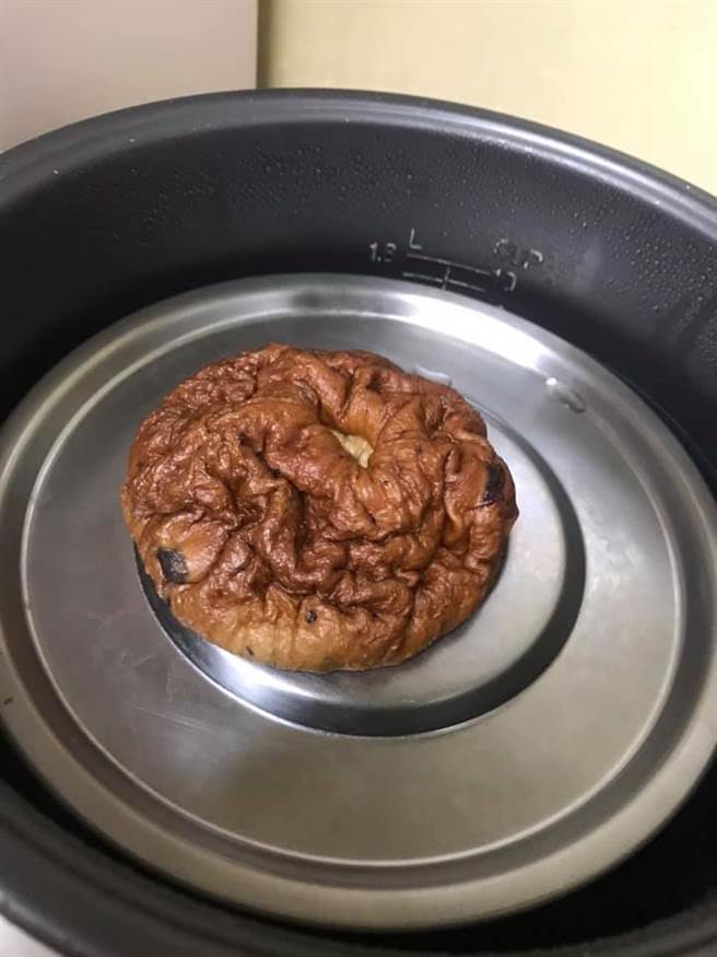网友蒸完贝果长这样。（摘自脸书《Costco好市多 商品经验老实说》）