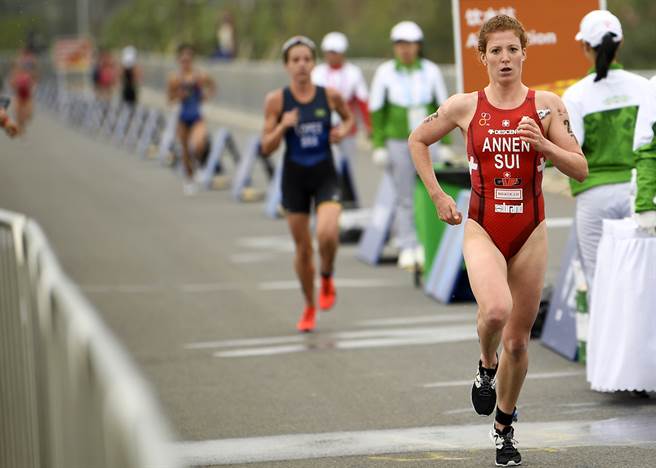 自曾参与武汉军人运动会的法国女选手自爆可能当时染上新冠病毒后，愈来愈多外国选手也传出当时确诊。图为武汉军人运动会铁人三项精英组女子个人赛决赛。（新华社）