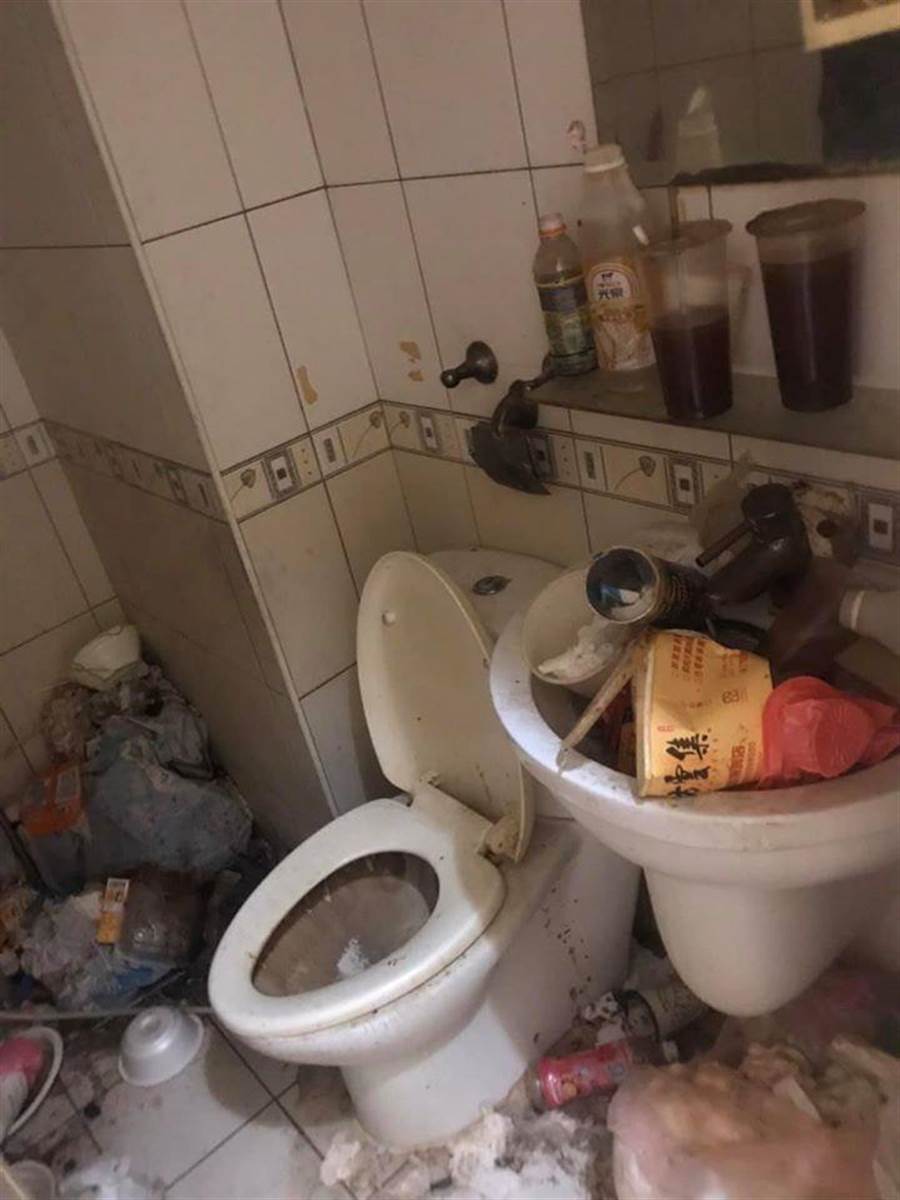 廁所內，牆壁角落、洗手台內全是不要的垃圾。(照片/翻攝《爆廢公社》)
