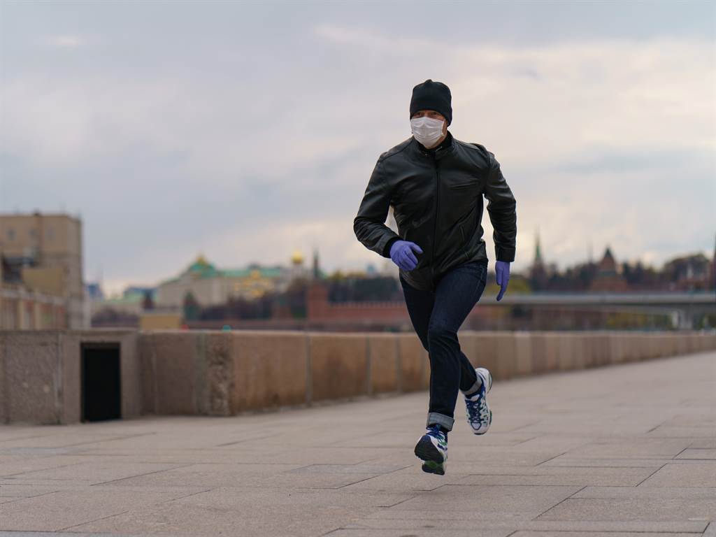 大陆武汉一名26岁男子，因担心疫情，决定出门慢跑时也戴着口罩，却越跑越没力，还出现「肺炸」情形。（示意图／Shutterstock）