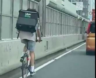 東京外送員騎自行車上高速公路趕路