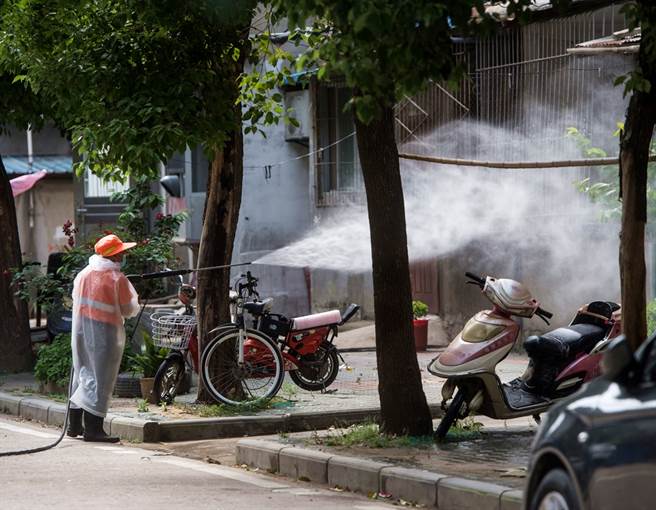 武汉解封月余，10日以来当地同一个社区再接连爆出新增病例。图为11日工作人员在武汉市东西湖区长青街三民小区进行消毒工作。（图／新华社）