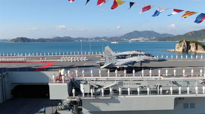 解放军首艘自制航母「山东」舰2019年12月17日在海南三亚军港交付海军的画面。（新华社）