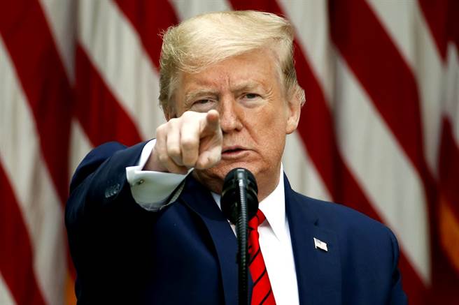 美國屢屢劍指大陸防疫不力、隱匿疫情，讓新冠肺炎全球大流行，此舉惹毛大陸，內部出現聲音要重談第一階段貿易協議，對此，美國總統川普11日回應「一丁點興趣也沒有」。（圖／美聯社）