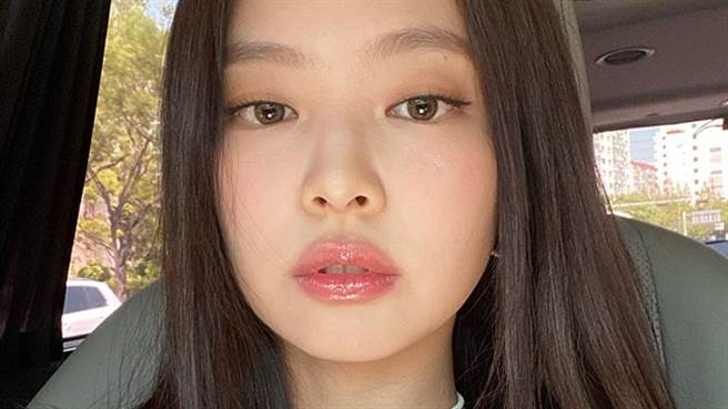 「人间香奈儿」BLACKPINK成员Jennie中空西装露蛮腰！转身整片挖空超犯规（图／IG@jennierubyjane）