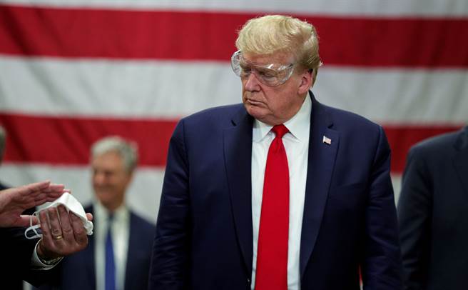 对于病毒恐已在白宫内传播但川普仍不愿戴口罩，CNN分析认为川普要在萤光幕前维持强人且无所畏惧的领袖形象，才坚持在镜头前不戴口罩。图为川普参观美国honeywell生产线时，只愿戴上护目镜，仍未戴上口罩。