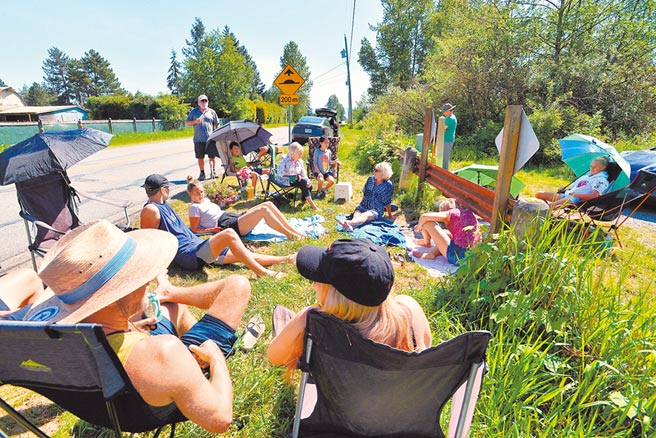 美国与加拿大边境因为新冠疫情而关闭，5月10日母亲节阳光普照，加拿大与美国华盛顿州民眾无视当局的禁令，沿着边界聚会庆祝，也未遵守社交距离的规定。（路透）