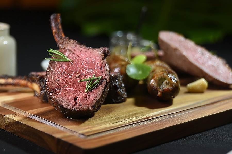〈紐西蘭低溫烹調鹿肉排〉的帶骨鹿肉先用蘋果與洋蔥醃漬一晚，再經過sous-vide與表面炙烤，肉質細嫩。（圖／姚舜）