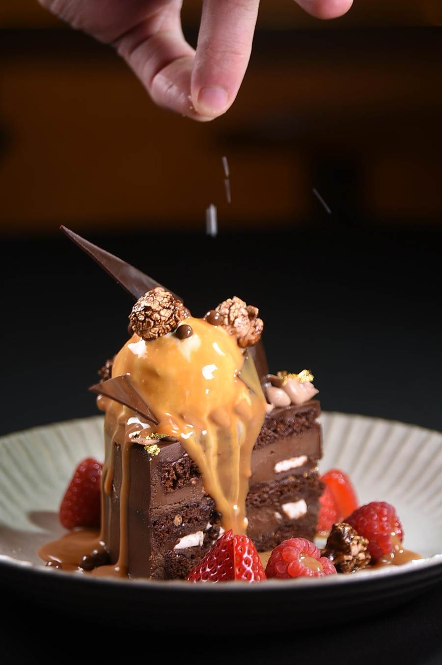 甜點〈巧克力饗宴〉的創作靈感來自美國露營點心〈烤棉花糖巧克力夾心餅〉，是一道非常「邪惡」的巧克力甜點。（圖／姚舜）