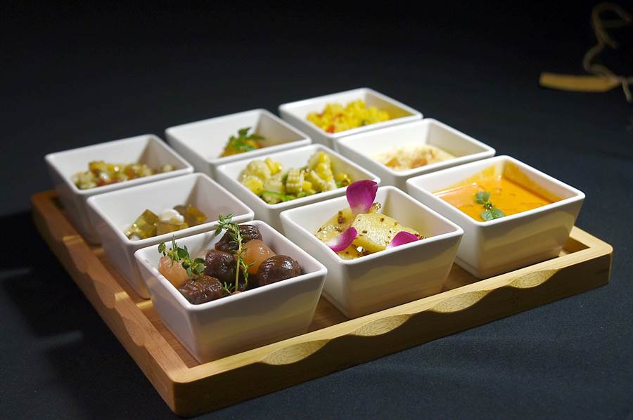 〈九宮格風味盤〉的9種不同風格配菜，是主廚羅偉洲為客人搭配主菜而設計。（圖／姚舜）