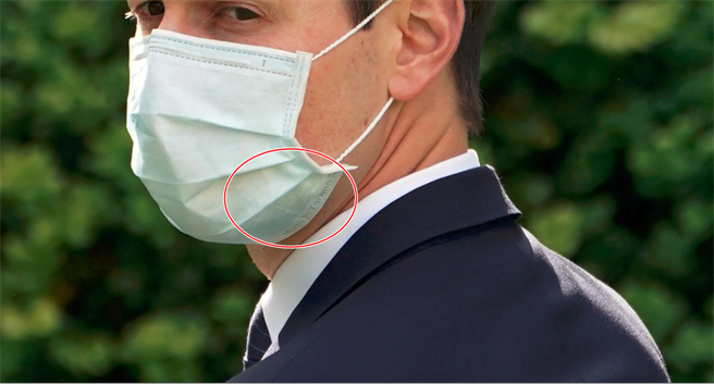 图为白宫资深顾问库许纳、川普女婿库许纳（Jared Kushner）戴上印有「Made in Taiwan」的口罩。（路透社）