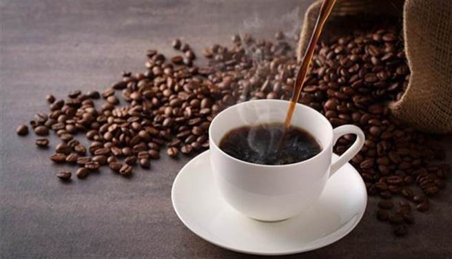 許多人每天早上一定要喝一杯咖啡醒腦，小心「咖啡癮」越來越大！(圖/達志影像)