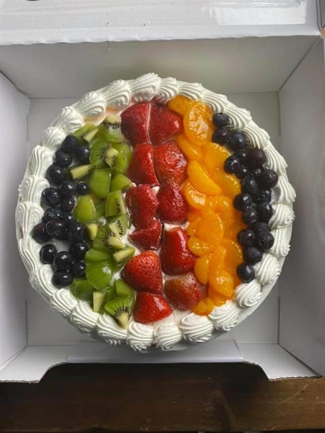 好市多水果蛋糕CP值破表，网开箱惊：毕生梦想。（图／翻摄自脸书社团《好市多商品经验老实说》）