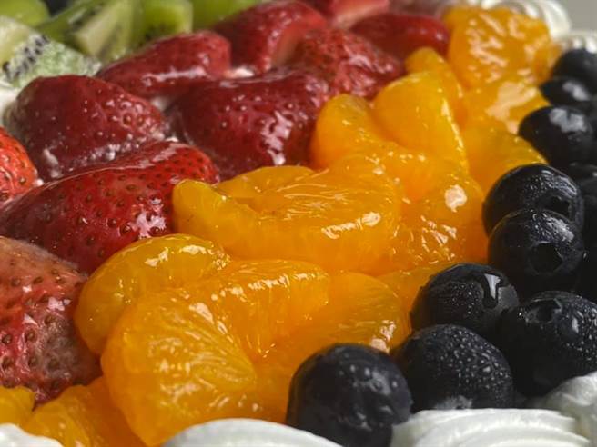 好市多水果蛋糕超大却才499元，网开箱试吃喊，令人惊艷。（图／翻摄自脸书社团《好市多商品经验老实说》）