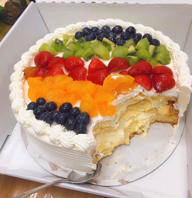 好市多水果蛋糕CP值破表，网开箱惊：毕生梦想。（图／翻摄自脸书社团《好市多商品经验老实说》）