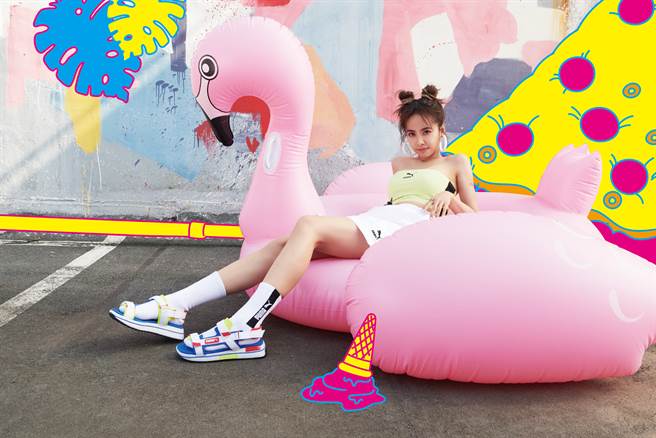 蔡依林以凉鞋搭配白色长袜。（图／品牌提供）