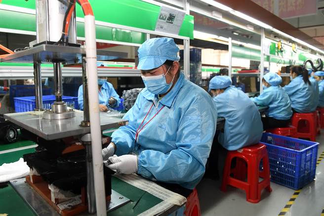 新冠疫情之後，全球供應鏈將結束過去30年來向中國大陸集中趨勢，甚至可能出現由中國大陸外移至亞洲各地建立多元化供應鏈。圖為廣西電子產品外貿企業。（圖／新華社)