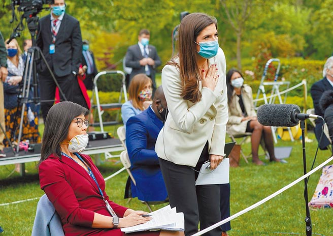 美国总统川普在白宫记者会上本来想炫耀美国的病毒检测领先全球，却因不满CBS华裔美籍记者江维佳（音）和CNN记者柯琳丝的提问而愤怒离场。（路透）