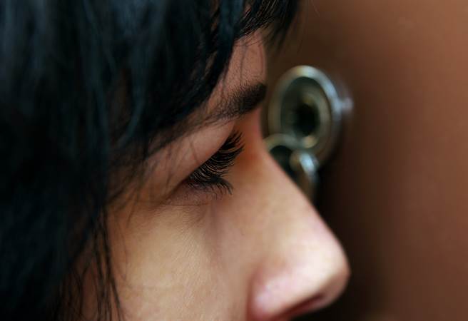 女大生夜闻诡声 一看猫眼吓破胆(示意图／达志影像)