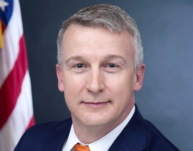 有「美国政府吹哨人」之称的生物医学高级研究与发展管理局前局长卜莱特（Rick Bright）13日示警，美国今年恐迎来「史上最黑暗的严冬」。（图／美联社、美国卫生及公共服务部）