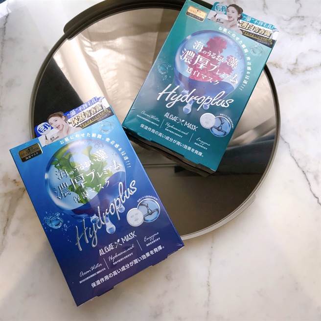 蓝色款是「海洋青春露保湿面膜」三大重保湿修护成份，北冰洋褐藻精华、日本超级美肌精华、独特三倍青春露，持续1整天细致水光感。绿色款是「海洋青春露透白面膜」三大重保湿修护成份，北冰洋褐藻精华、日本超级美肌精华、独特三倍青春露，特别北大西洋极光洋藻，6倍有感深度亮白，持续1整天细致水光感。1盒4入NT299元。（图／品牌提供）

