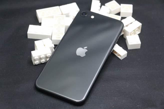 新iPhone SE黑色。（黃慧雯攝）