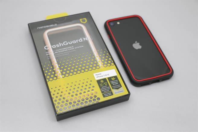 適用於新iPhone SE的犀牛盾CruchGuard NX保護殼(邊框模式)。（黃慧雯攝）
