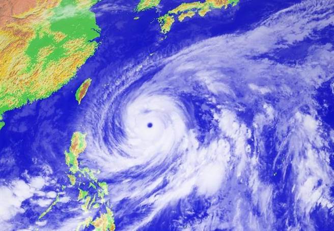 12日颱风「黄蜂」生成后，期间不断增强，终于在昨（13日）晚间转成中颱，不过吴圣宇却指出，和「它」相比，今年的黄蜂只是「小蜜蜂」。（摘自吴圣宇脸书）