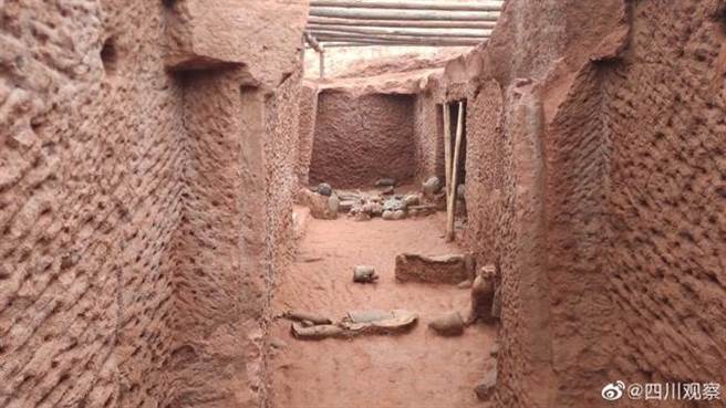 成都新川园区古墓群里竟然发现一座跨越千年而完全未遭破坏的完好古墓：五根松考古点的94号崖墓。（图／微博@四川观察)